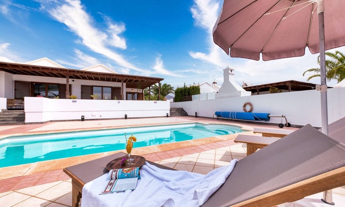 Puerto Calero Chalet De Esquí | Casa Guayre - Piscina privada BBQ, Air-Con y Ping-Pong By Lanzarote Vacation Homes