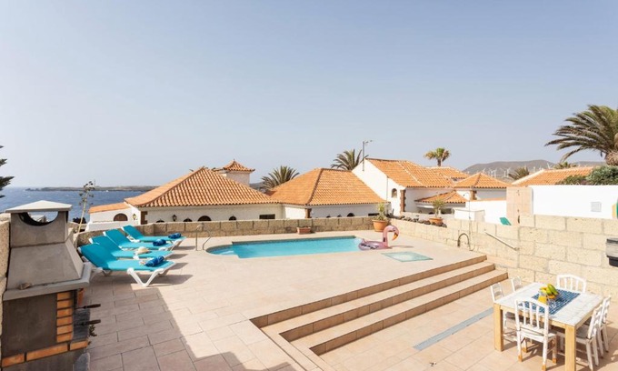 Poris de Abona Villa | Casa Higo - Private pool - Ocean View - BBQ - Terrace - Free Wifi - Child & Pet-Friendly - 3 bedrooms - 6 people