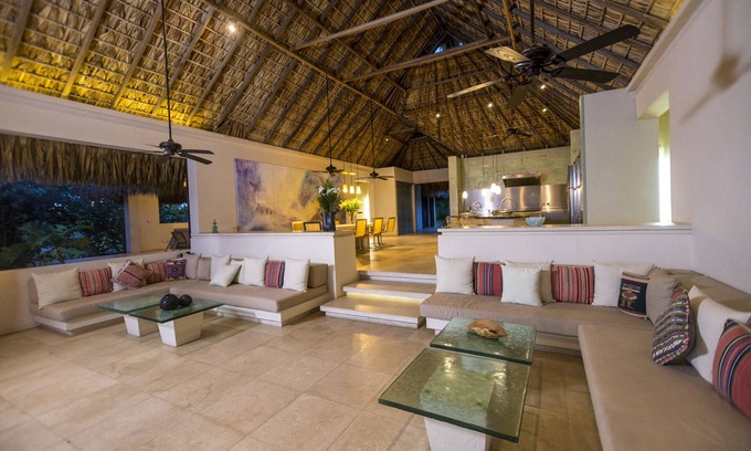 Barra de Colotepec Villa | Hermosa villa de playa con piscina de entrenamiento y bar en la piscina, cocinera profesional y personal