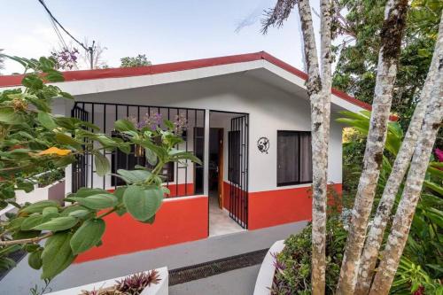 Daniel Flores Casa | Casa Hummingbird Peace & Nature