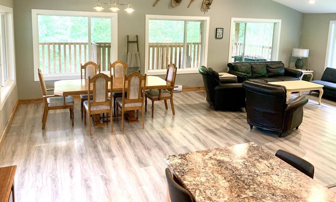 Anglemont Cabina | Casa in the Woods w/ HOT TUB! - Shuswap Vacations and Sledding Accommodation