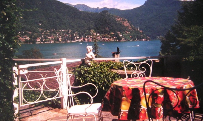 Montelago-San Gottardo Apartamento | Apartamento con vista al lago, terraza jardín y playa privada.