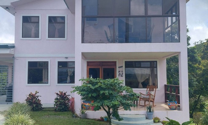Tierras Morenas Casa | Casa Isabelita- WIFI, AC, Vistas al Lago, Aves y Monos