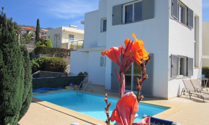 Estreito da Calheta Casa | CASA IVA 3 dormitorios, 3 baños Casa con piscina y vistas al mar.