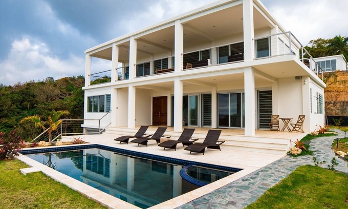 Puntas Casa | Casa Kahuna es una casa de nueva lista con 4 dormitorios, 3 1/2 baños y piscina privada