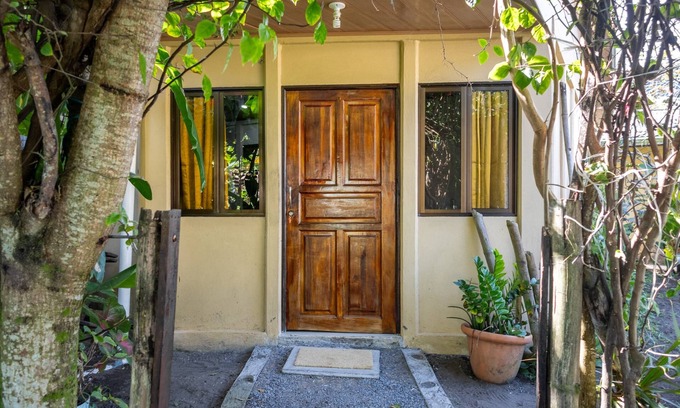 Tortuguero Apartamento | Casa Kattleya, ubicada en el centro de Tortuguero, a pocos metros de la playa.