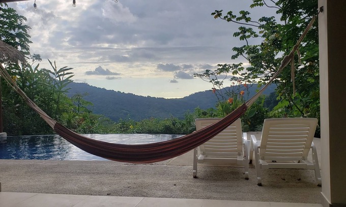 Cascada Azul Casa | Preciosa escapada costarricense con piscina infinita y bar con piscina / rancho cubierto
