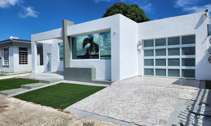 Hoyo Mulas Casa | Casa Laguna: Lake View, King Beds, Battery Backup, Home Gym