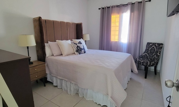 Sector 2 Chalet De Esquí | Casa linda, segura, cerca de todo, con estacionamiento, agradable patio, netflix