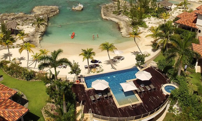 George Town Casa | Casa Luna 17: Luxe Oasis South of 7Mile Beach w/ Secret Beach Cove, Pool + Heated Spa