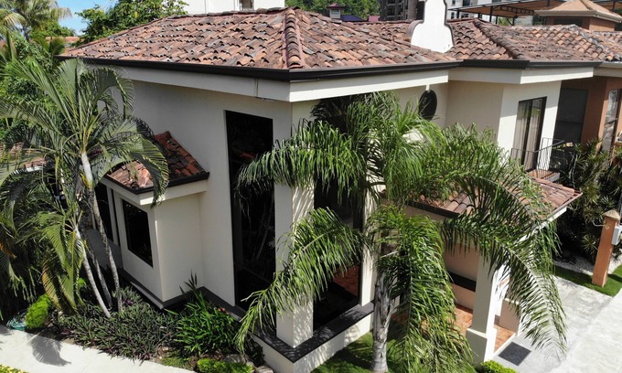 Barrio Los Villalobos Casa | Casa Macaw, Beachfront, 4 bedroom house gated secure with pool