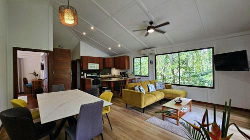 Quepos Casa | Casa Macaw Jungle Cabin w Private pool Wifi and AC