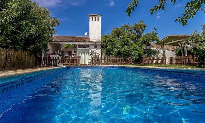 Valdecaballeros Chalet De Esquí | Casa Macondo, sierra de Guadalupe, tus mascotas son bienvenidas.