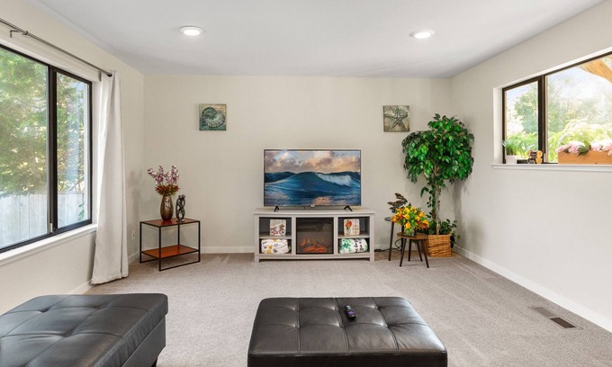 Moss Beach Casa | Casa Marina: Walk to Beach, Hear the Ocean, Kid Friendly Family Retreat!