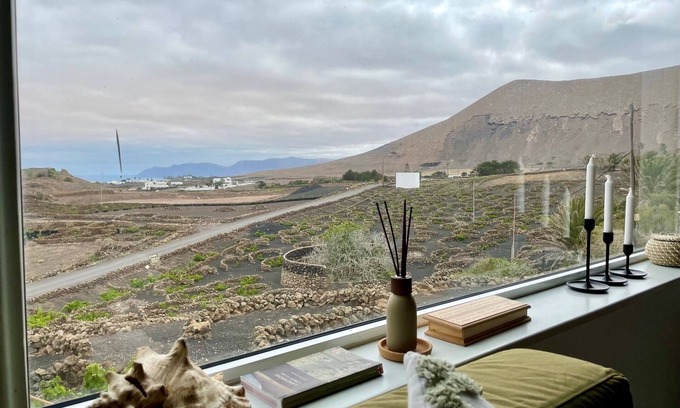 Tinajo Villa | Casa MaVi - Vineyard with ocean view (pool, privacy, scenic views, BBQ, AC)