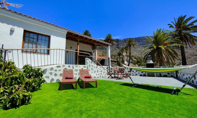 Alojera Casa | Casa Mercedes: puesta de sol con vistas panorámicas al mar y la montaña.