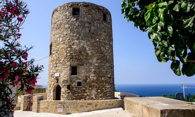 Alonnisos Old Town Otro | Molino de viento: un icono contemporáneo que combina tradición y elegancia.