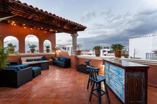 Colonia San Antonio Casa | Casa Mimosa, 3BR Retreat with Rooftop & City Views
