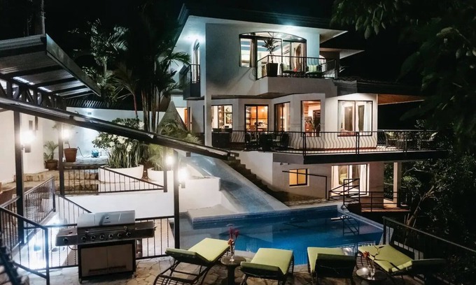 Valle Pura Vida Casa | Casa Mirador: Pool, Swim up Bar, Slide in central location!