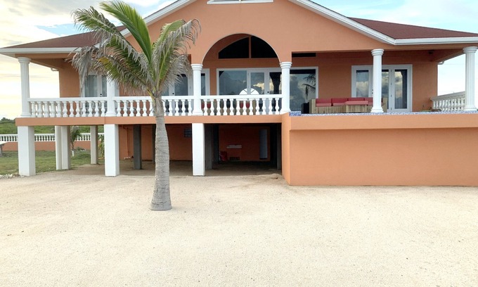 Isla de Utila Casa | Casa Naranja - Upscale Living with a Private Pool