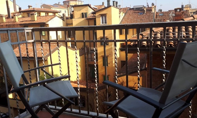 Historic Center Apartamento | Casa In Paradiso, entire apartment with balcony-historic center/Pratello