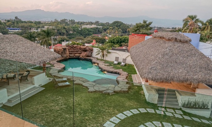 Cuernavaca Casa | Casa Nicté: Cozy and modern house in Cuernavaca 40 min away from Mexico City!