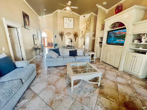 Springdale Casa | Casa Oasis Extra Large home centrally located