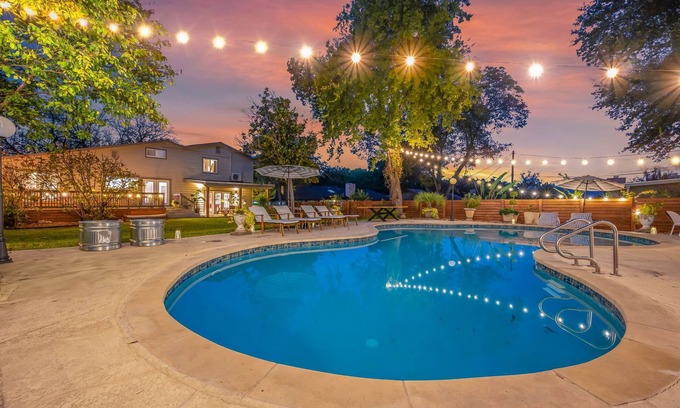 North Austin Civic Association Casa | Casa Pájaro | Hot Tub | Karaoke | Sleeps 16+