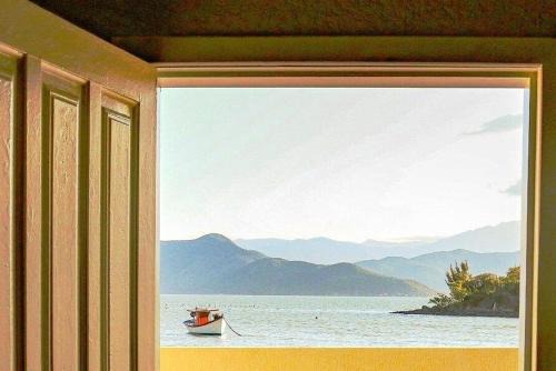 Florianopolis Casa | Casa pé na areia com vista especial do pôr do sol.
