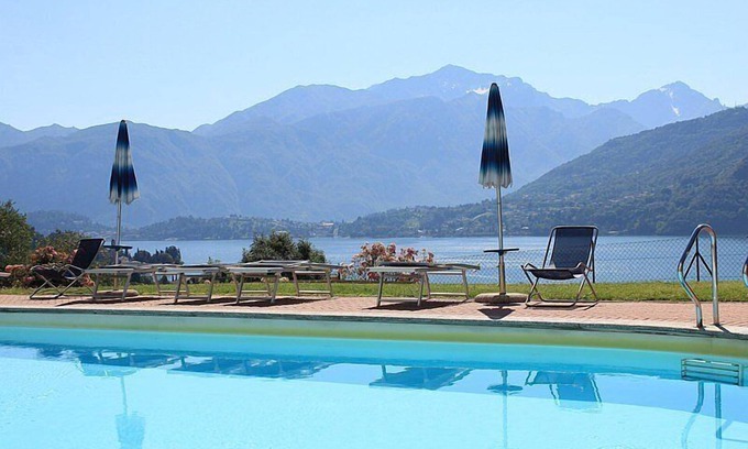 Azzano Casa | Casa Panorama Seven: Un apartamento luminoso y alegre ubicado a poca distancia de las orillas del lago Como.