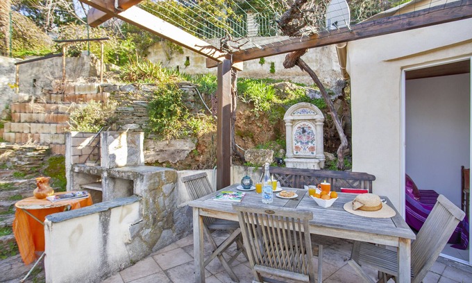 Farinole Apartamento | Casa Pinzelli in the village of Farinole with sea view