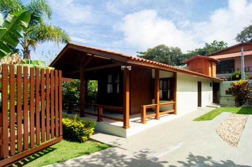 Santinho Villa | Casa Praiana poucos passos do Mar, Santinho AB9757