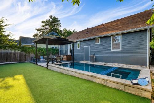 Central East Austin Casa | Casa Que Canta by AvantStay Private Pool Firepit Walkable East Austin Gem