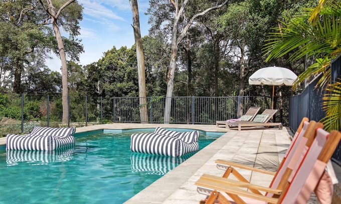 Picketts Valley Casa | Casa Queenie Summary: