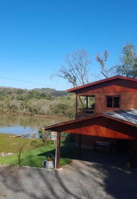 Maximiliano de Almeida Casa | Casa rústica às margens do lago