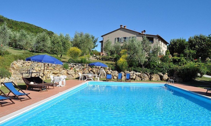 Iano Casa | Casa Raissa C: A characteristic and welcoming apartment that is part of a villa immersed in a splendid landscape, in a lovely little hamlet, with Free WI-FI.