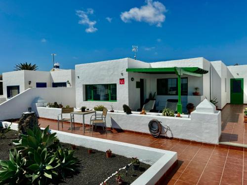 Los Cocoteros Casa | Casa Riadero by Vulcano Homes
