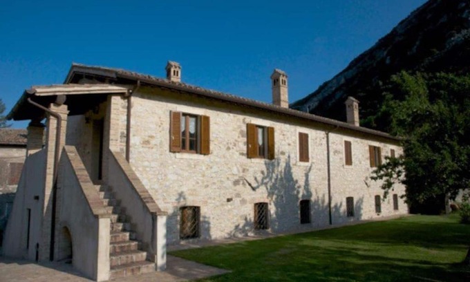 Pale Casa | Casa ridente nella valle del Menotre con giardino