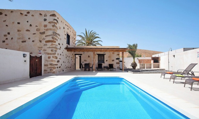 Pájara Casa | "Casa Rural Andresito" con vistas a la montaña, piscina, Wi-Fi y terraza