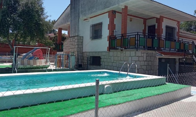 Escalona Chalet De Esquí | Casa rural con piscina, barbacoa y parque infantil
