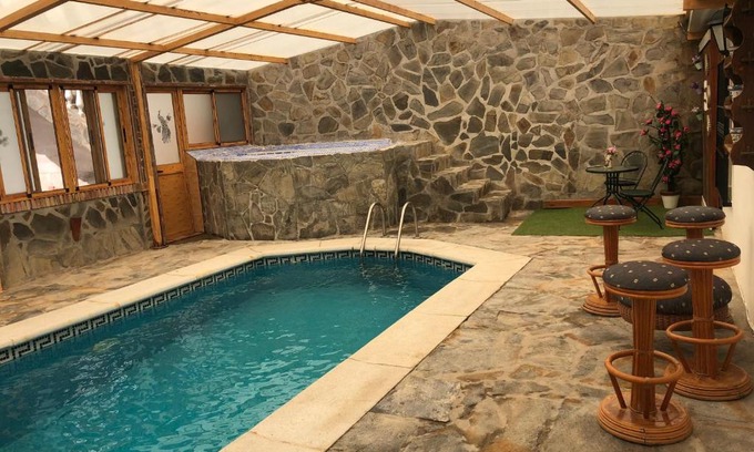 Sayalonga Chalet De Esquí | Casa rural Cristina- Piscina climatizada