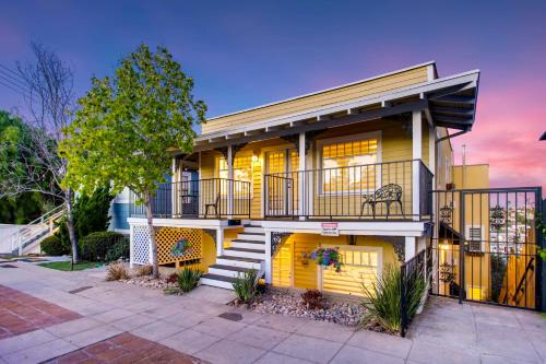 Bridgeview Apartamento | Casa San Diego - Spacious Getaway with Backyard, Firepit, Kid Zone