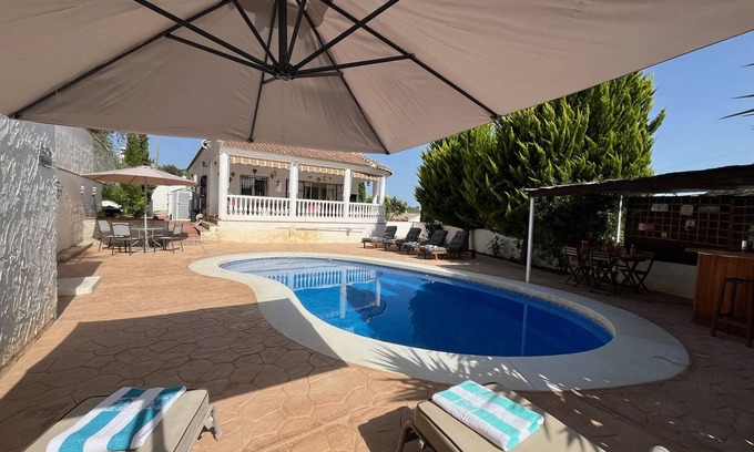 Mondron Villa | Villa-De Lujo-Private Pool-Vista a la Montana-Baño con ducha