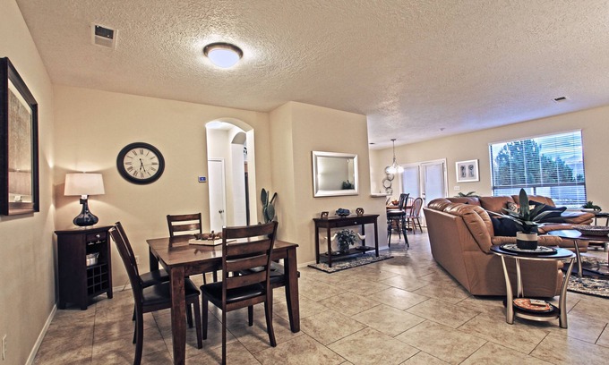 Vista Del Norte Alliance Casa | Casa Sandia ~ Excelente ubicación central por un anfitrión Premier Partner !!!
