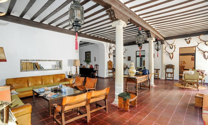 Torrejón de Velasco Casa | Casa Serenna, Majestuosa Casa del Siglo XVII: Lujo Moderno, Jardín Encantador y Piscina Privada. Ma