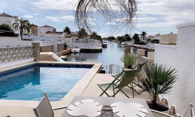 Empuriabrava Villa | Casa Serenity au canal avec piscine et amarre