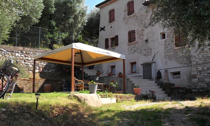 Albisano Apartamento | Casa Silvia Encantador apartamento amueblado para 4 pers. Torri del Benaco / Albisano.