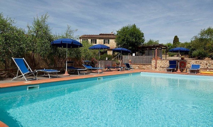 Barberino Tavarnelle Casa | Casa Sparviero B: Un apartamento característico que cubre toda la planta baja de una villa en una sola planta rodeada de prados y verdes colinas.
