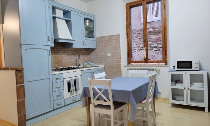 Todi Apartamento | Casa Sulle Mura Medioevali. Comodissimo no Scale. Servizi Raggiungibili a Piedi