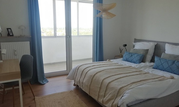 Oberhausen-Sud Apartamento | Casa Sunset, close to the city, top view, 1 min to streetcar and bus